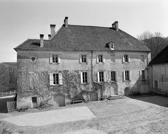 Logis : façade sur la cour. © Jérôme Mongreville / Région Bourgogne-Franche-Comté, Inventaire du patrimoine - 1985