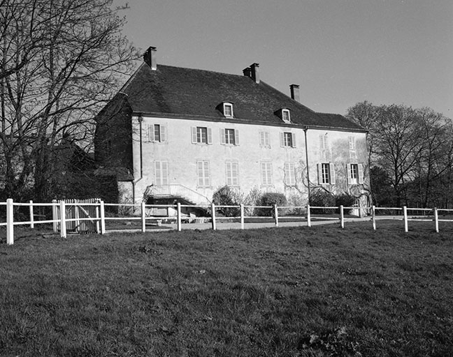 Logis : façade ouest vue de trois quarts gauche. © Jérôme Mongreville / Région Bourgogne-Franche-Comté, Inventaire du patrimoine - 1985