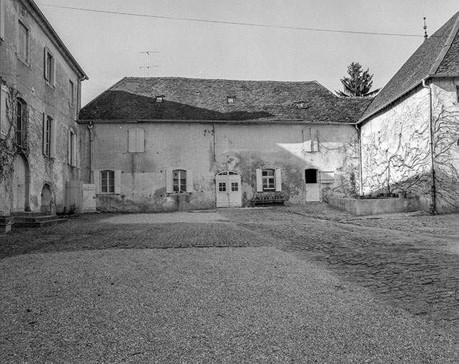 Les communs : façade sur cour. © Jérôme Mongreville / Région Bourgogne-Franche-Comté, Inventaire du patrimoine - 1985