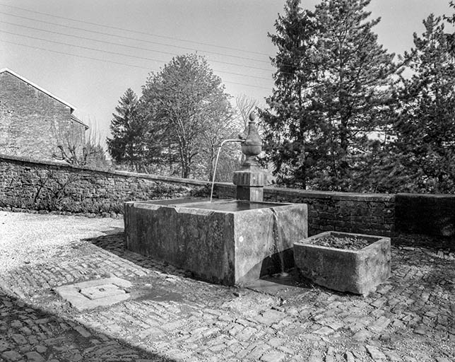 Fontaine : vue d'ensemble. © Jérôme Mongreville / Région Bourgogne-Franche-Comté, Inventaire du patrimoine - 1985