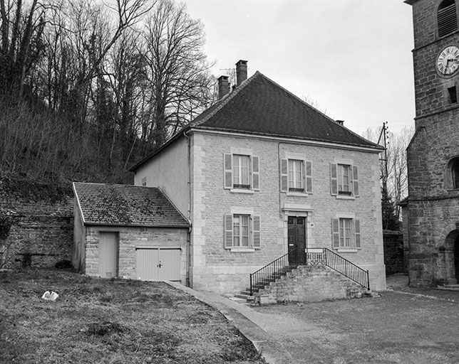 Façade antérieure, vue de trois quarts. © Jérôme Mongreville / Région Bourgogne-Franche-Comté, Inventaire du patrimoine - 1985