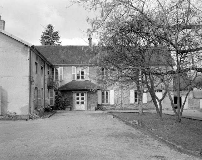 Logement patronal. © Jérôme Mongreville / Région Bourgogne-Franche-Comté, Inventaire du patrimoine - 1985 Logement patronal. © Jérôme Mongreville / Région Bourgogne-Franche-Comté, Inventaire du patrimoine - 1985