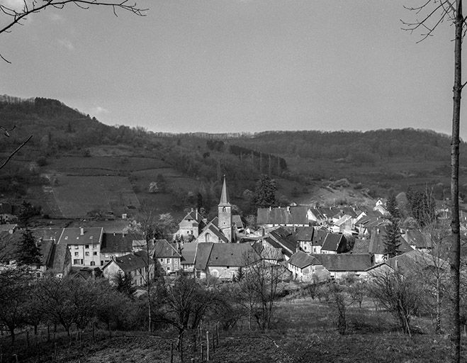 Vue générale du village depuis l'est. © Jérôme Mongreville / Région Bourgogne-Franche-Comté, Inventaire du patrimoine - 1985