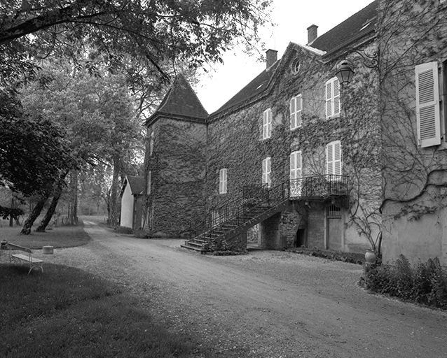 Façade antérieure, partie gauche vue de trois quarts. © Jérôme Mongreville / Région Bourgogne-Franche-Comté, Inventaire du patrimoine - 1985