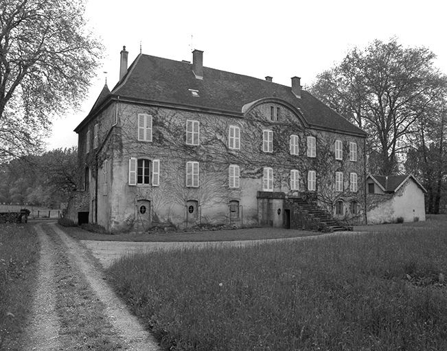 Façade principale, vue de trois quarts. © Jérôme Mongreville / Région Bourgogne-Franche-Comté, Inventaire du patrimoine - 1985