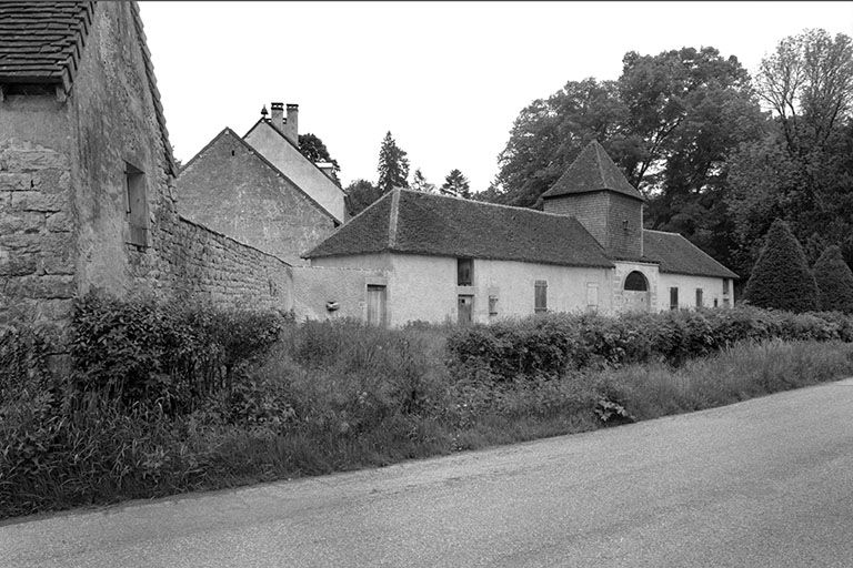 Les communs vus depuis la route. © Jérôme Mongreville / Région Bourgogne-Franche-Comté, Inventaire du patrimoine - 1985