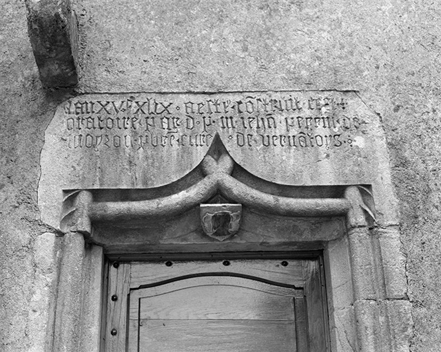 Inscription sur le linteau de la porte d'entrée de la chapelle gauche. © Yves Sancey / Région Bourgogne-Franche-Comté, Inventaire du patrimoine - 1985