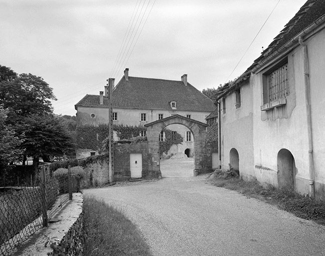 Le portail et le logis vus depuis la rue. © Yves Sancey / Région Bourgogne-Franche-Comté, Inventaire du patrimoine - 1985
