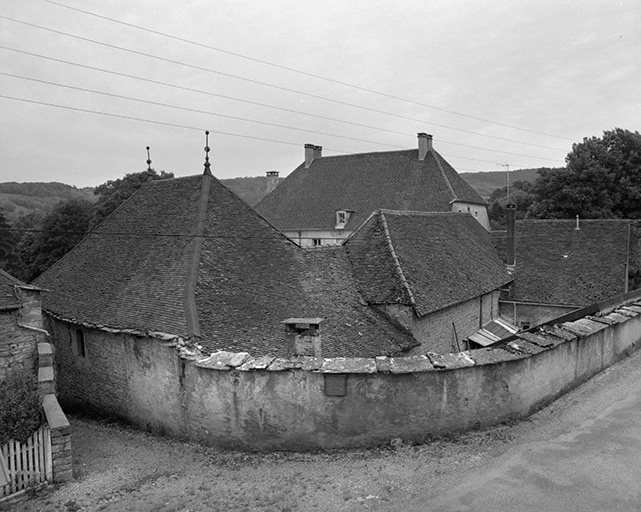 Les communs vus depuis la rue. © Yves Sancey / Région Bourgogne-Franche-Comté, Inventaire du patrimoine - 1985