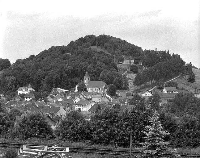 Vue générale de la colline du château-fort. © Yves Sancey / Région Bourgogne-Franche-Comté, Inventaire du patrimoine - 1985