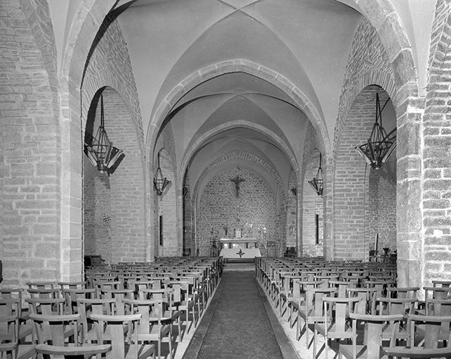 Nef et choeur vus depuis l'entrée. © Yves Sancey / Région Bourgogne-Franche-Comté, Inventaire du patrimoine - 1985 Nef et choeur vus depuis l'entrée. © Yves Sancey / Région Bourgogne-Franche-Comté, Inventaire du patrimoine - 1985