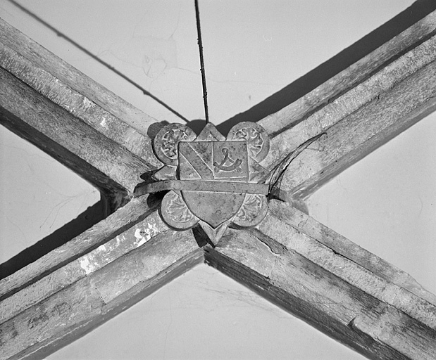 Eglise Saint-Désiré. Clef de voûte de la première travée du choeur. © Yves Sancey / Région Bourgogne-Franche-Comté, Inventaire du patrimoine - 1985