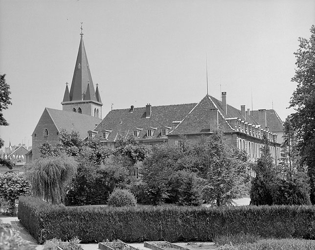 Vue générale des bâtiments depuis l'ouest. © Yves Sancey / Région Bourgogne-Franche-Comté, Inventaire du patrimoine - 1985