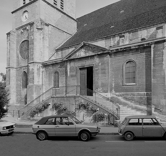 Eglise Saint-Désiré. Façade latérale nord, détail du portail et de son escalier extérieur. © Yves Sancey / Région Bourgogne-Franche-Comté, Inventaire du patrimoine - 1985