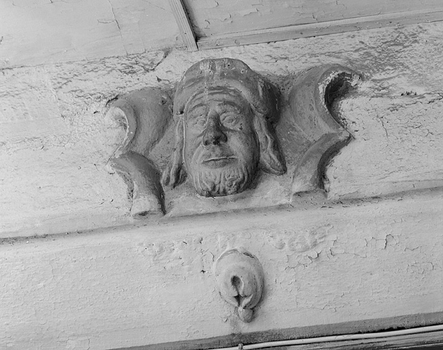 2e étage, masque au-dessus de la porte. © Yves Sancey / Région Bourgogne-Franche-Comté, Inventaire du patrimoine - 1985