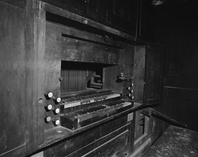 Console en fenêtre latérale, vue de trois quarts gauche. © Jérôme Mongreville / Région Bourgogne-Franche-Comté, Inventaire du patrimoine - 1985