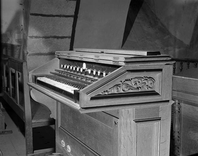 Console retournée, vue de trois quarts droit. © Jérôme Mongreville / Région Bourgogne-Franche-Comté, Inventaire du patrimoine - 1985