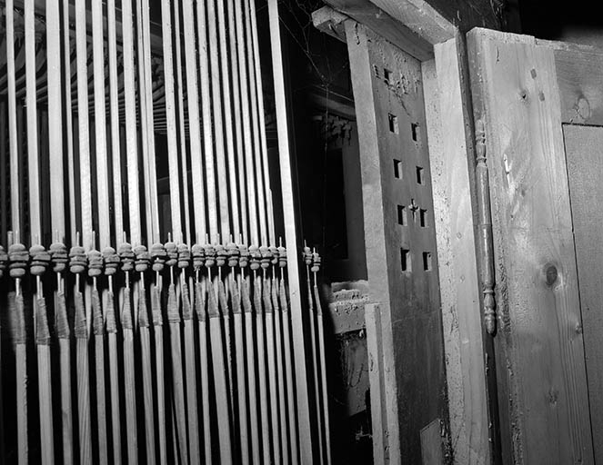 Ancienne console en fenêtre, MECANIQUE, vues de trois quarts gauche. © Jérôme Mongreville / Région Bourgogne-Franche-Comté, Inventaire du patrimoine - 1985