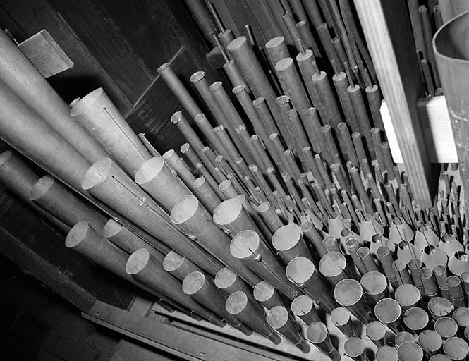 Tuyaux de jeux d'anches du positif, vus en plongée de trois quarts droit. © Jérôme Mongreville / Région Bourgogne-Franche-Comté, Inventaire du patrimoine - 1985