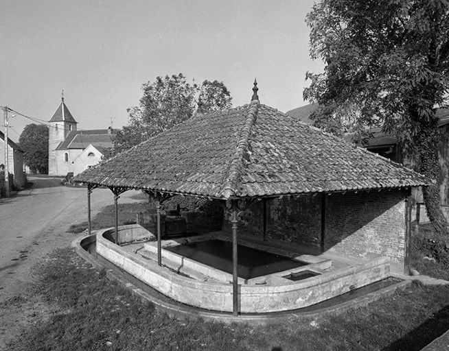 Vue d'ensemble de trois quarts droit. © Yves Sancey / Région Bourgogne-Franche-Comté, Inventaire du patrimoine - 1985