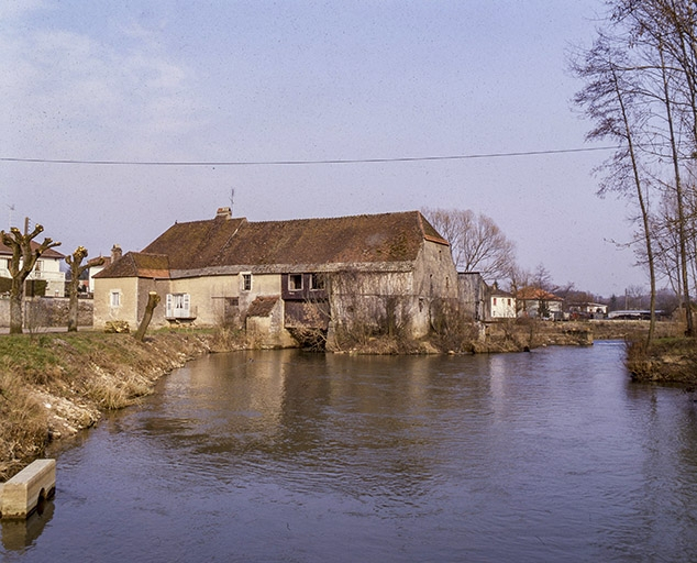 Vue d'ensemble depuis le pont. © Yves Sancey / Région Bourgogne-Franche-Comté, Inventaire du patrimoine - 1985