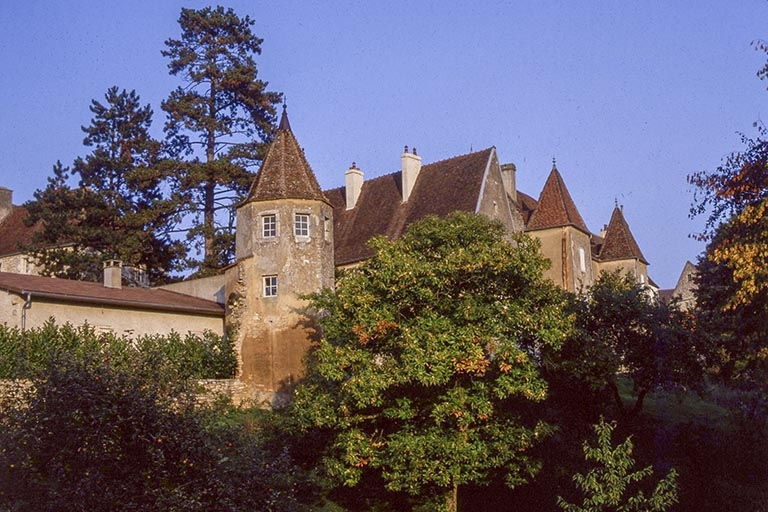 Tourelle située sur le tracé sud des fortifications (transformée en habitation). En arrière-plan, les demeures situées 4 et 6 rue des Châteaux. © Yves Sancey / Région Bourgogne-Franche-Comté, Inventaire du patrimoine - 1985