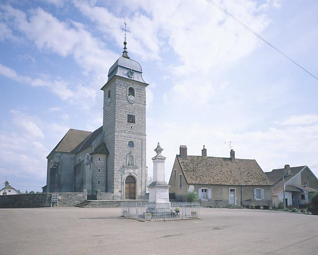 Vue d'ensemble depuis la place. © Yves Sancey / Région Bourgogne-Franche-Comté, Inventaire du patrimoine - 1985