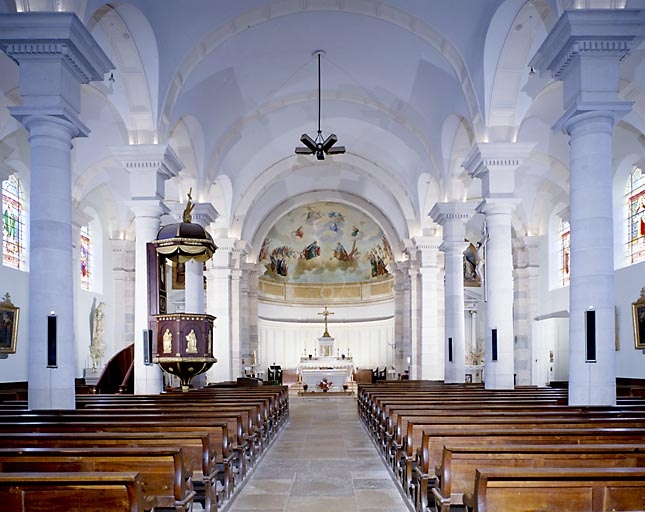 Vue de la nef et du choeur depuis l'entrée. © Yves Sancey / Région Bourgogne-Franche-Comté, Inventaire du patrimoine - 1985