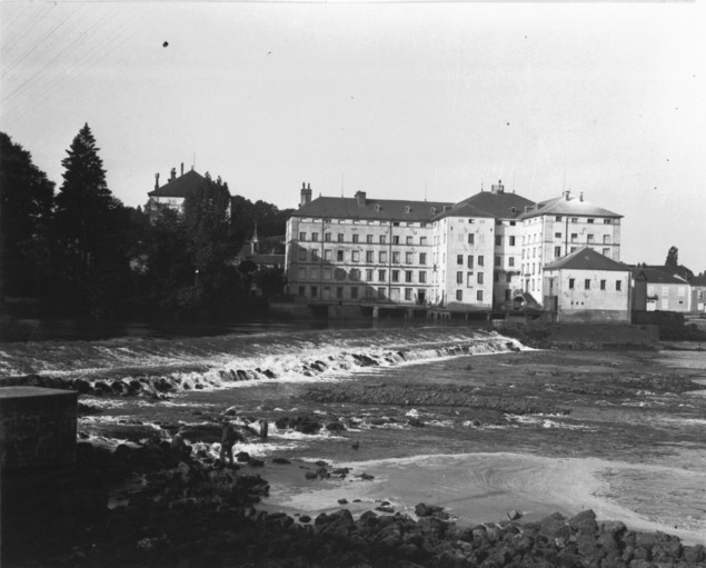 Les Grands Moulins de Gray vus depuis la rive droite. © Yves  Sancey (reproduction) / Région Bourgogne-Franche-Comté, Inventaire du patrimoine - 1985 Les Grands Moulins de Gray vus depuis la rive droite. © Yves  Sancey (reproduction) / Région Bourgogne-Franche-Comté, Inventaire du patrimoine - 1985