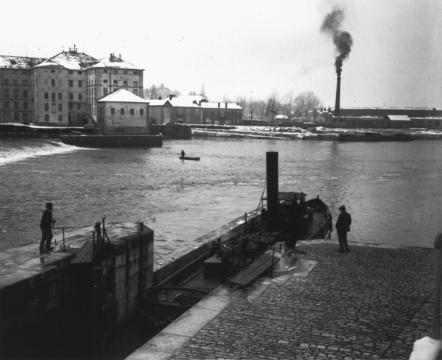 Les Grands Moulins de Gray vus depuis l'écluse. © Yves  Sancey (reproduction) / Région Bourgogne-Franche-Comté, Inventaire du patrimoine - 1985 Les Grands Moulins de Gray vus depuis l'écluse. © Yves  Sancey (reproduction) / Région Bourgogne-Franche-Comté, Inventaire du patrimoine - 1985