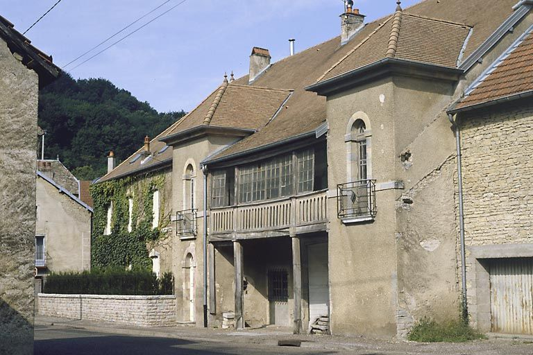 Façade latérale droite avec galerie couverte reliant deux avant-corps. © Yves Sancey / Région Bourgogne-Franche-Comté, Inventaire du patrimoine - 1985