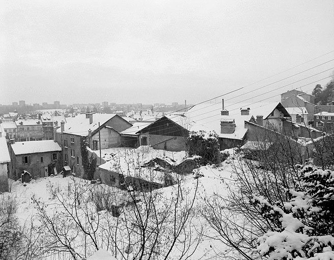 Vue d'ensemble sur l'angle nord-est. © Yves Sancey / Région Bourgogne-Franche-Comté, Inventaire du patrimoine - 1986