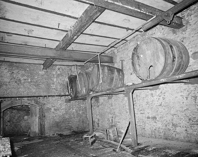 Rez-de-chaussée, salle des tonneaux. © Yves Sancey / Région Bourgogne-Franche-Comté, Inventaire du patrimoine - 1986