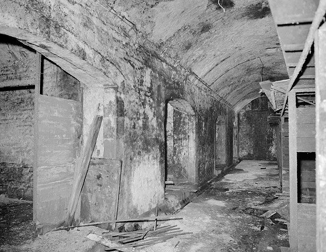 Rez-de-chaussée, sous la grande salle, pièce transversale à l'est. © Yves Sancey / Région Bourgogne-Franche-Comté, Inventaire du patrimoine - 1986