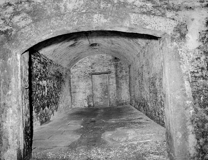 Rez-de-chaussée, sous la grande salle, une des 4 pièces parallèles. © Yves Sancey / Région Bourgogne-Franche-Comté, Inventaire du patrimoine - 1986