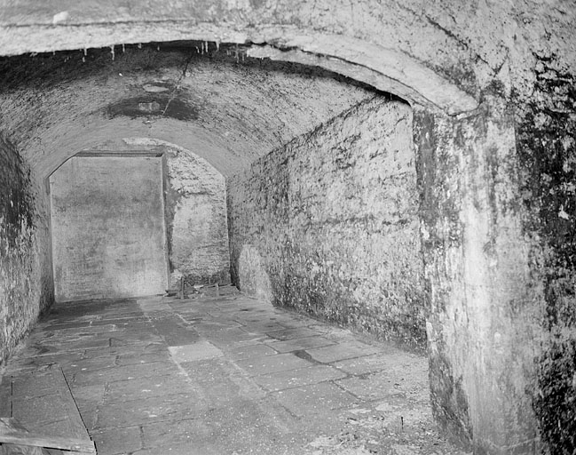 Rez-de-chaussée, sous la grande salle, une des 4 pièces parallèles. © Yves Sancey / Région Bourgogne-Franche-Comté, Inventaire du patrimoine - 1986