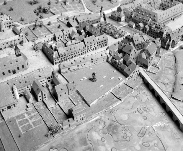 Maisons 18-20, rue du Faubourg, 1823-1826. Extrait du plan-relief de 1823-1826, par R.G.I. Wild, échelle 1:1000 (conservé au Musée historique du Vieux Montbéliard). © Yves Sancey / Région Bourgogne-Franche-Comté, Inventaire du patrimoine - 1986