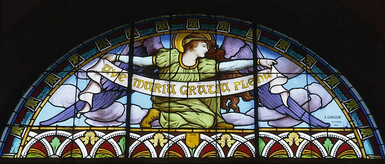 Baie 1 créée par A. Gorgeon en 1914 : grand ange à genoux tenant une banderole avec l'inscription AVE MARIA GRATIA PLENA. © Yves Sancey / Région Bourgogne-Franche-Comté, Inventaire du patrimoine - 1986