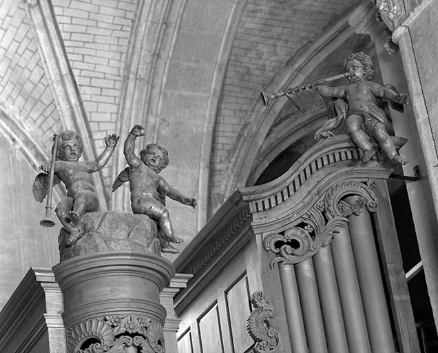 Couronnement de la tourelle centrale et de la tourelle droite. © Jérôme Mongreville / Région Bourgogne-Franche-Comté, Inventaire du patrimoine - 1986