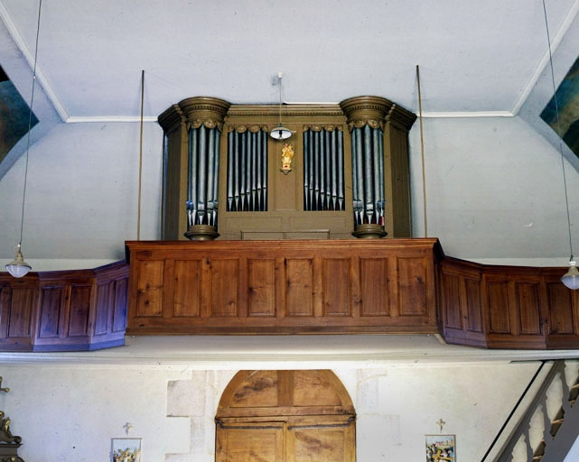 Vue générale de face en contre-plongée. © Jérôme Mongreville / Région Bourgogne-Franche-Comté, Inventaire du patrimoine - 1986