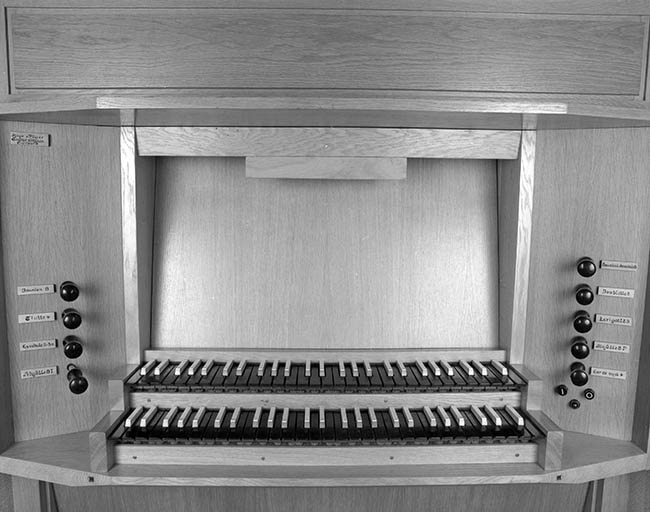 Console vue de face, détail des claviers et tirants de registre. © Jérôme Mongreville / Région Bourgogne-Franche-Comté, Inventaire du patrimoine - 1986