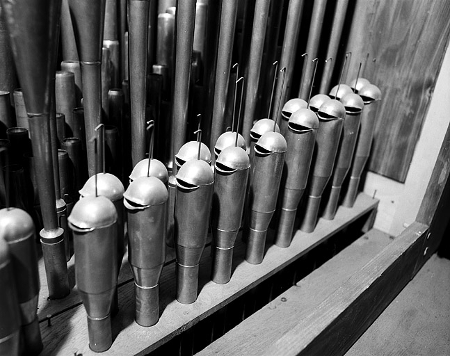 Tuyauterie du clavier de récit, jeu de voix humaine vu de trois quarts gauche. © Jérôme Mongreville / Région Bourgogne-Franche-Comté, Inventaire du patrimoine - 1986