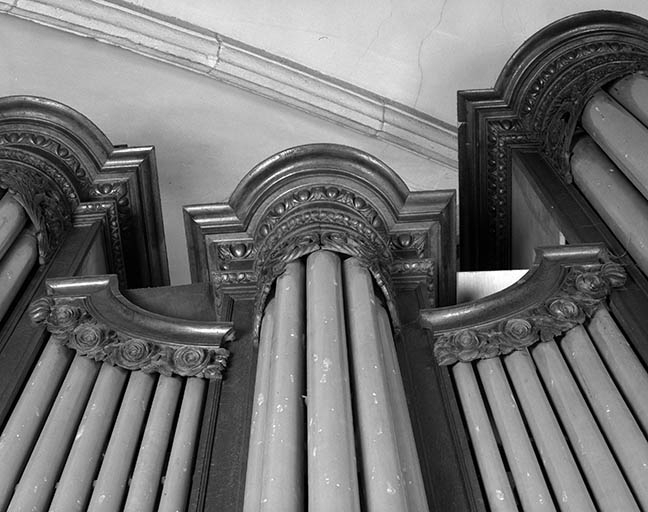 Buffet du grand orgue, couronnement d'une tourelle vu de face en contre-plongée. © Jérôme Mongreville / Région Bourgogne-Franche-Comté, Inventaire du patrimoine - 1986