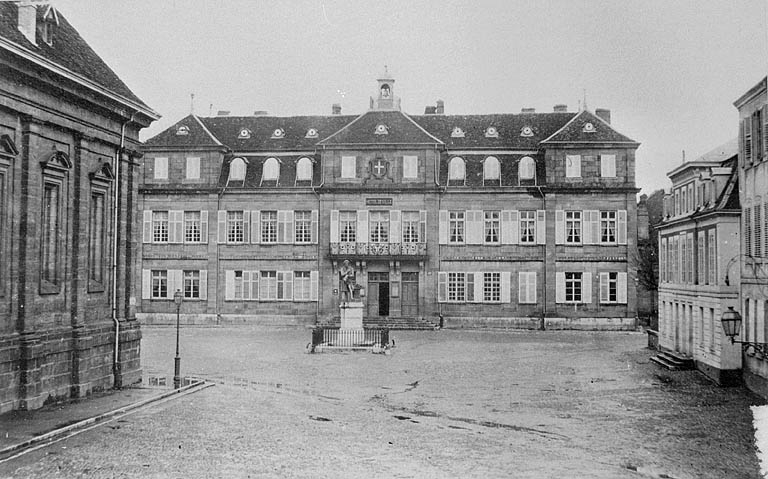 Place Saint-Martin et Hôtel de Ville, années 1860-1870. © Jérôme  Mongreville (reproduction) / Région Bourgogne-Franche-Comté, Inventaire du patrimoine - 1986 Place Saint-Martin et Hôtel de Ville, années 1860-1870. © Jérôme  Mongreville (reproduction) / Région Bourgogne-Franche-Comté, Inventaire du patrimoine - 1986