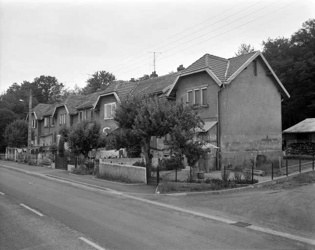 Logement ouvrier P en 1986, vu de trois quarts. © Jérôme Mongreville / Région Bourgogne-Franche-Comté, Inventaire du patrimoine - 1986
