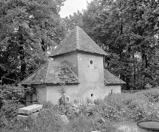 Vue d'ensemble, de trois quarts gauche. © Yves Sancey / Région Bourgogne-Franche-Comté, Inventaire du patrimoine - 1986
