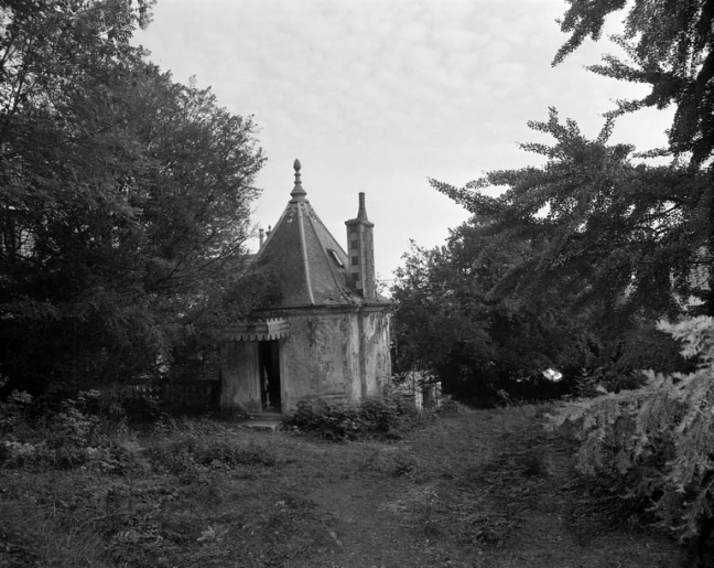 Vue d'ensemble du pavillon de jardin (n° 1). © Yves Sancey / Région Bourgogne-Franche-Comté, Inventaire du patrimoine - 1986