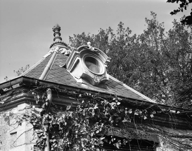 Vue de la lucarne du pavillon de jardin (n° 1). © Yves Sancey / Région Bourgogne-Franche-Comté, Inventaire du patrimoine - 1986