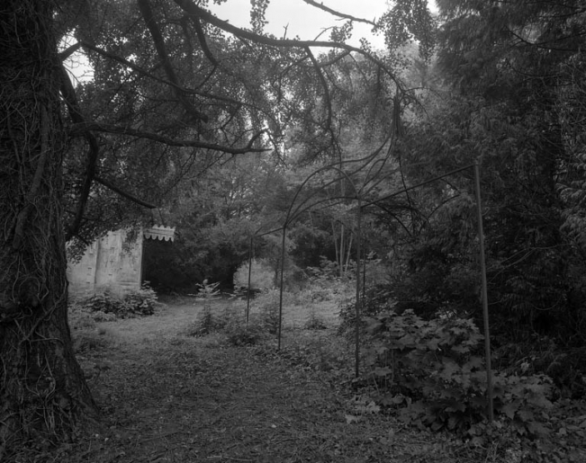 Vue de l'allée couverte. © Yves Sancey / Région Bourgogne-Franche-Comté, Inventaire du patrimoine - 1986