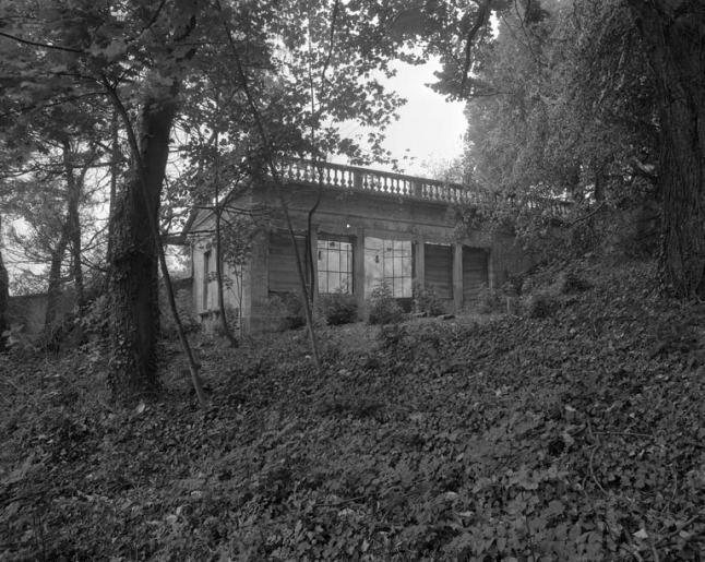 Vue d'ensemble de l'orangerie de trois quarts droit. © Yves Sancey / Région Bourgogne-Franche-Comté, Inventaire du patrimoine - 1986